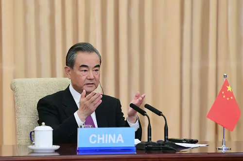 王毅外长今天与美国国务卿通话，特别提到了为中美领导人互动做好准备。美国财长说不再