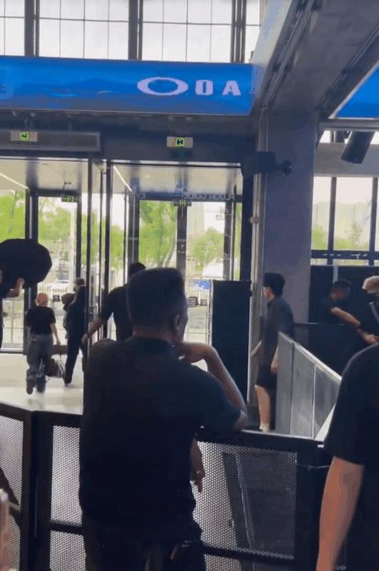 王楚钦参加活动，王CC陪同！
欧克利线下活动，王楚钦惊喜现身，还有他的好朋友王C