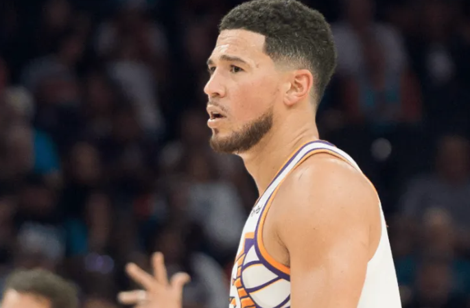 昨日NBA常规赛，太阳主场122-124不敌老鹰。
比赛第四节，老鹰球员扎卡里-