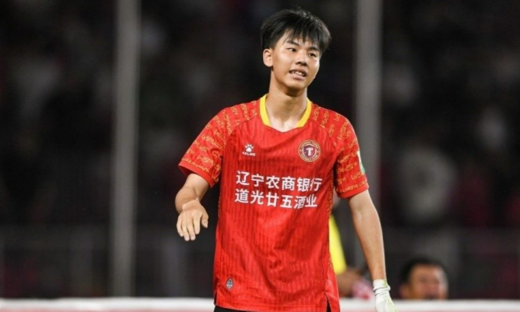 中国足球近来惊喜不断，越来越多的小球员开启留洋之旅。
惊喜一：18岁的张家鸣租借