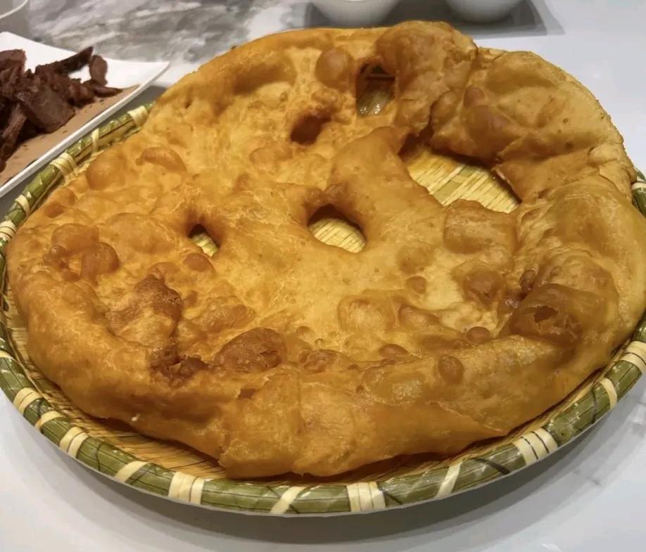 中午在顺义北部的北郎中村吃饭，这个大油饼直径差不多有30公分了，又脆又香，在延庆