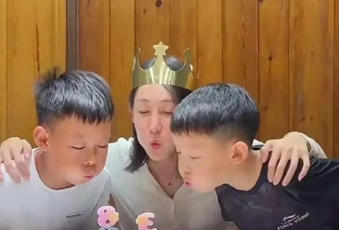 王皓老婆38岁生日，大儿子为妈妈买蛋糕，闫博雅亲吻俩娃超有爱！