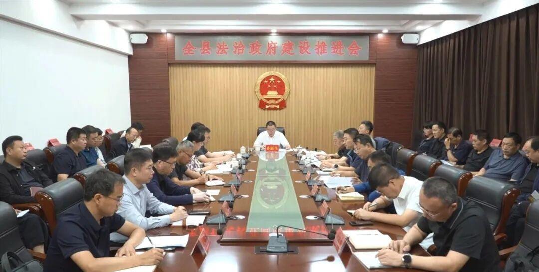 近日，曲沃县县长孙惠生主持召开全县法治政府建设推进会，学习上级有关会议精神，安排