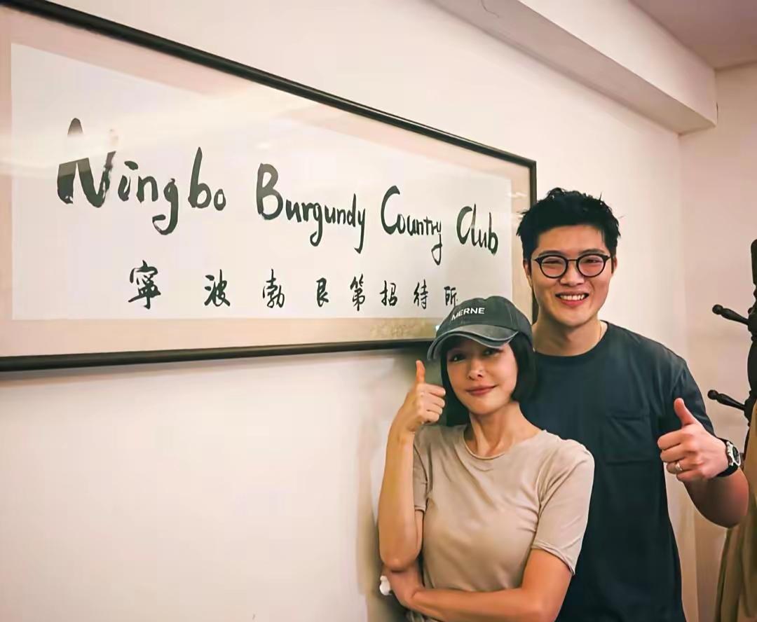 素颜的秦岚和粉丝合影在一起合影，一点明星架子都没有，素颜的她，长的好漂亮，一双迷