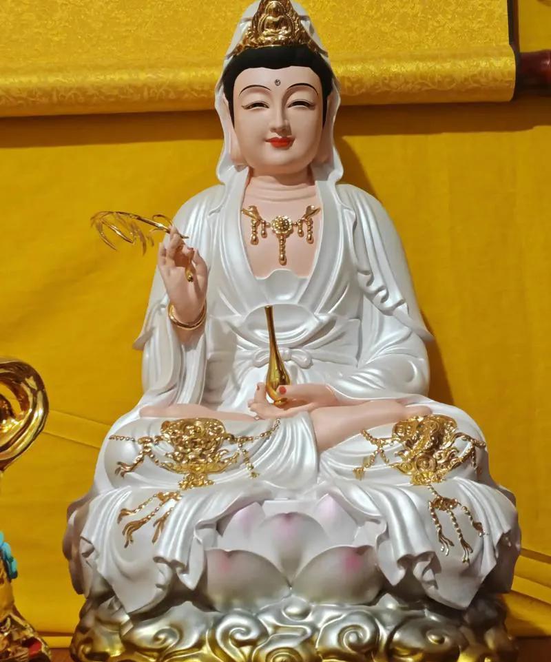 于光影交错之处，一尊观音菩萨雕像悄然伫立，恰似慈悲的化身。主色调洁白，纯净若雪，