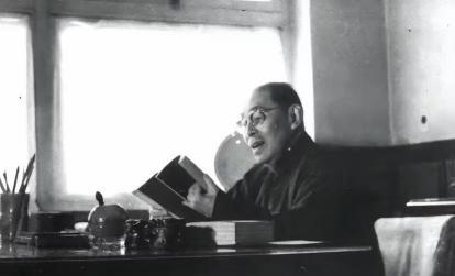 1928年，32岁的茅盾出轨了23岁的女学生秦德君，不久秦德君便怀了孕，茅盾为难