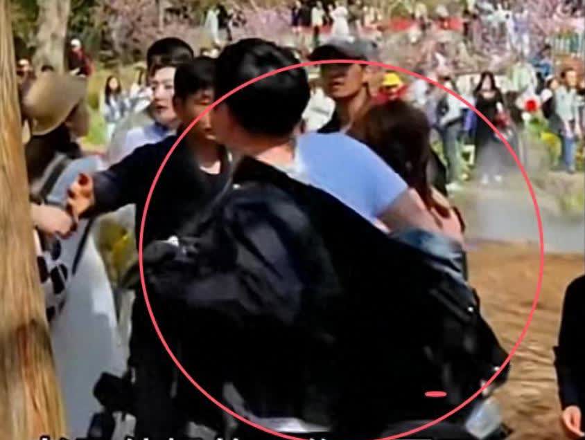“敢踩花吗？！惹到你就没好果子吃！”近日，江苏南京，一公园里，游客们怒怼，一小男