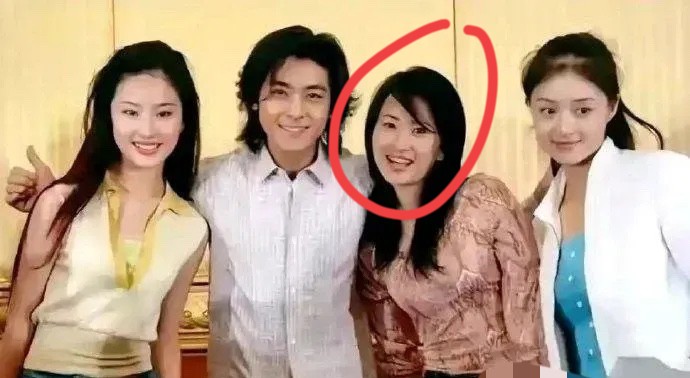 刘亦菲林志颖和蒋欣我认识，另一位女士是谁？没有见到过