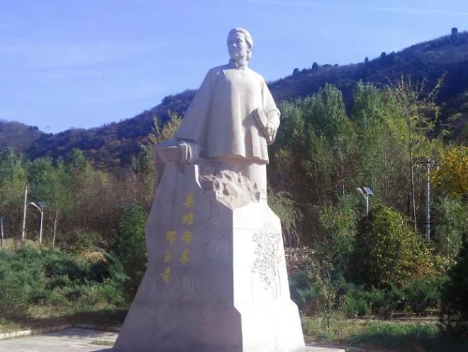 1944年，一个寡母把一团棉花塞进不到6岁的儿子嘴里，又用力地捂着儿子的嘴巴，直