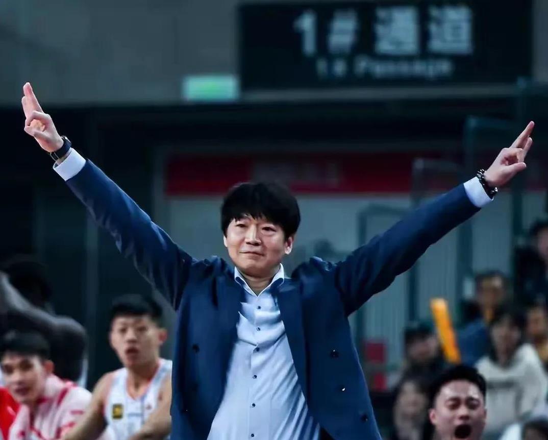 邱彪用人有问题中锋不用，今晚输在篮板球上，也就这样吧，邱没打过季后赛，还是换教练