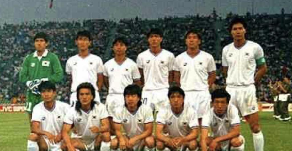 1990年和1994年世界杯，亚洲球队仅有两个参赛名额，竞争极其残酷。  

