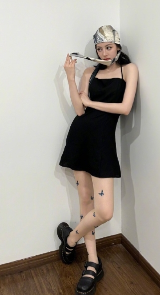 腿部的蝴蝶纹身贴在迪丽热巴身上，翅膀展开的模样轻盈又灵动，带着淡淡的浪漫感。这样