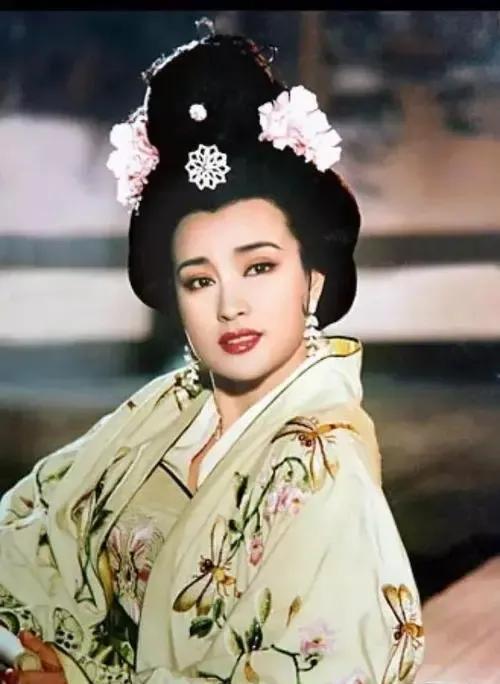 649年，李世民病危。太子李治对武则天说道：“与其喊你为母，不如喊你为妻，”武则