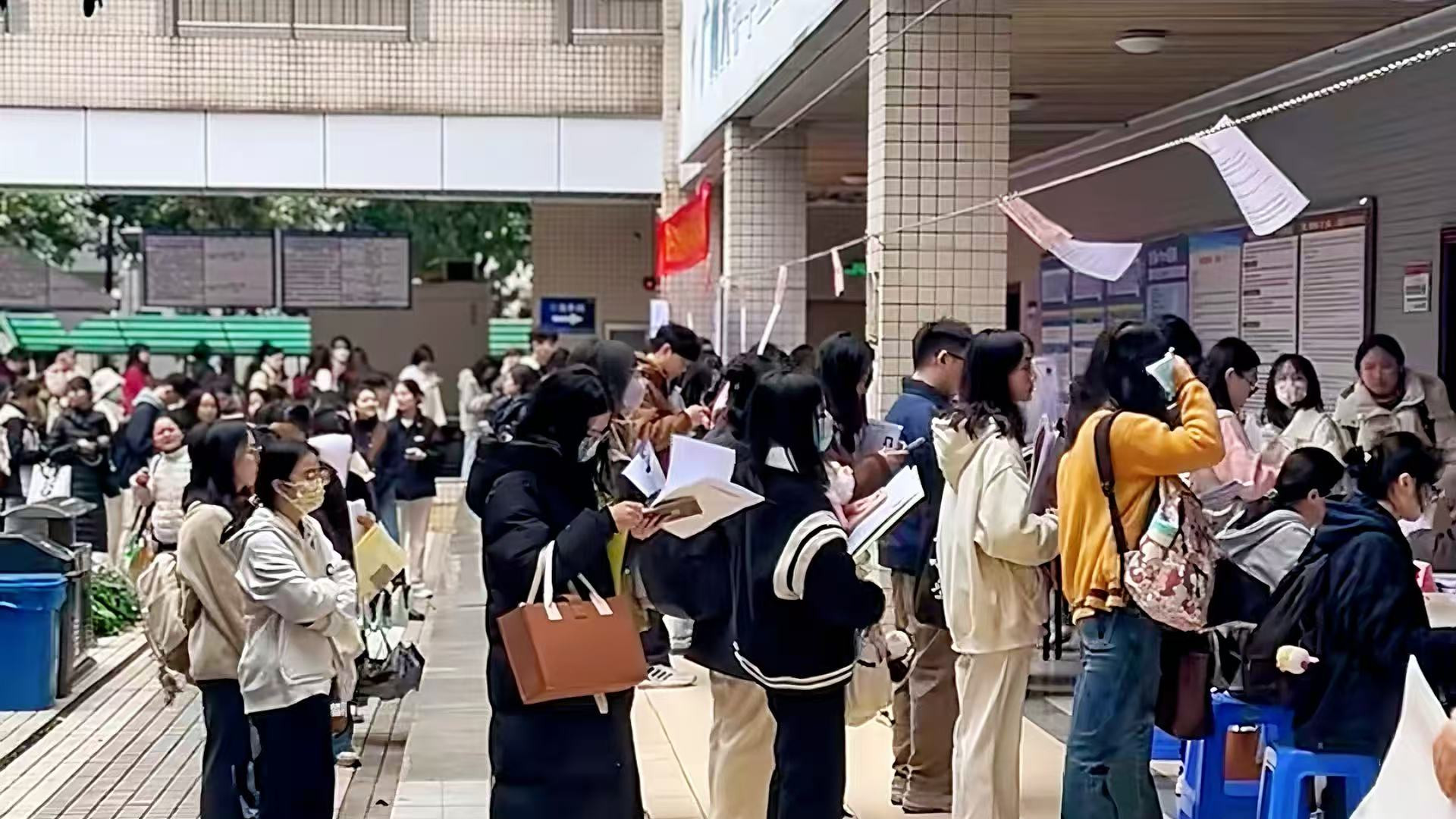 985毕业被轰出招聘会？济南春招现场暴击年轻人：4000块你连简历都不配！