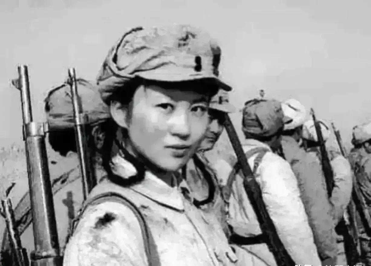 1941年，21岁的女侦察员王金英，在老乡家养病。夜里，她正洗澡时，突然看到窗外