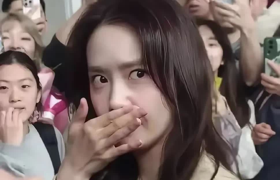 不是口臭就是放屁！
把林允儿这个大美人给熏成什么样了，
看看人家这嫌弃的眼神