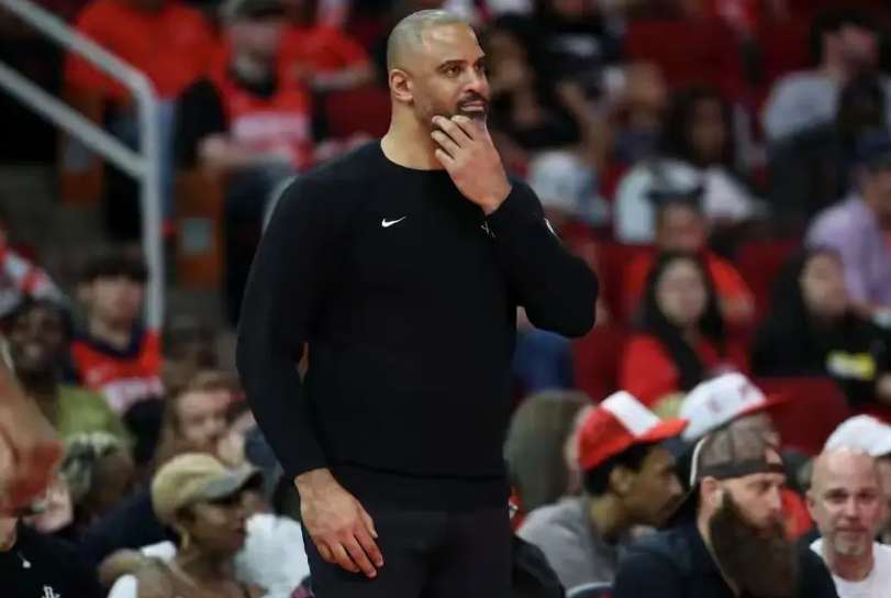 火箭最大的短板就是乌度卡。
在今天火箭与掘金的比赛中，乌度卡再次祭出死亡五大首发