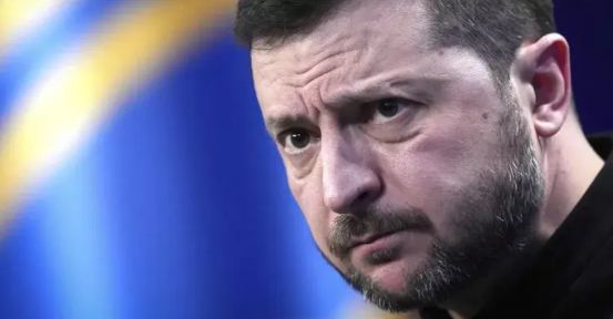 泽连斯基危！有消息显示，美国官员已经在基辅秘密会见了乌克兰的反对者代表，其中甚至