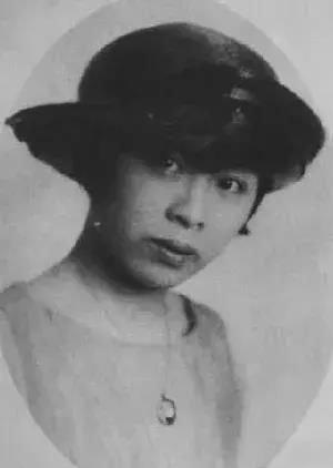 在沙士顿时，徐志摩追求林徽因，但还与来看他的张幼仪同房。
张幼仪在她的回忆录《
