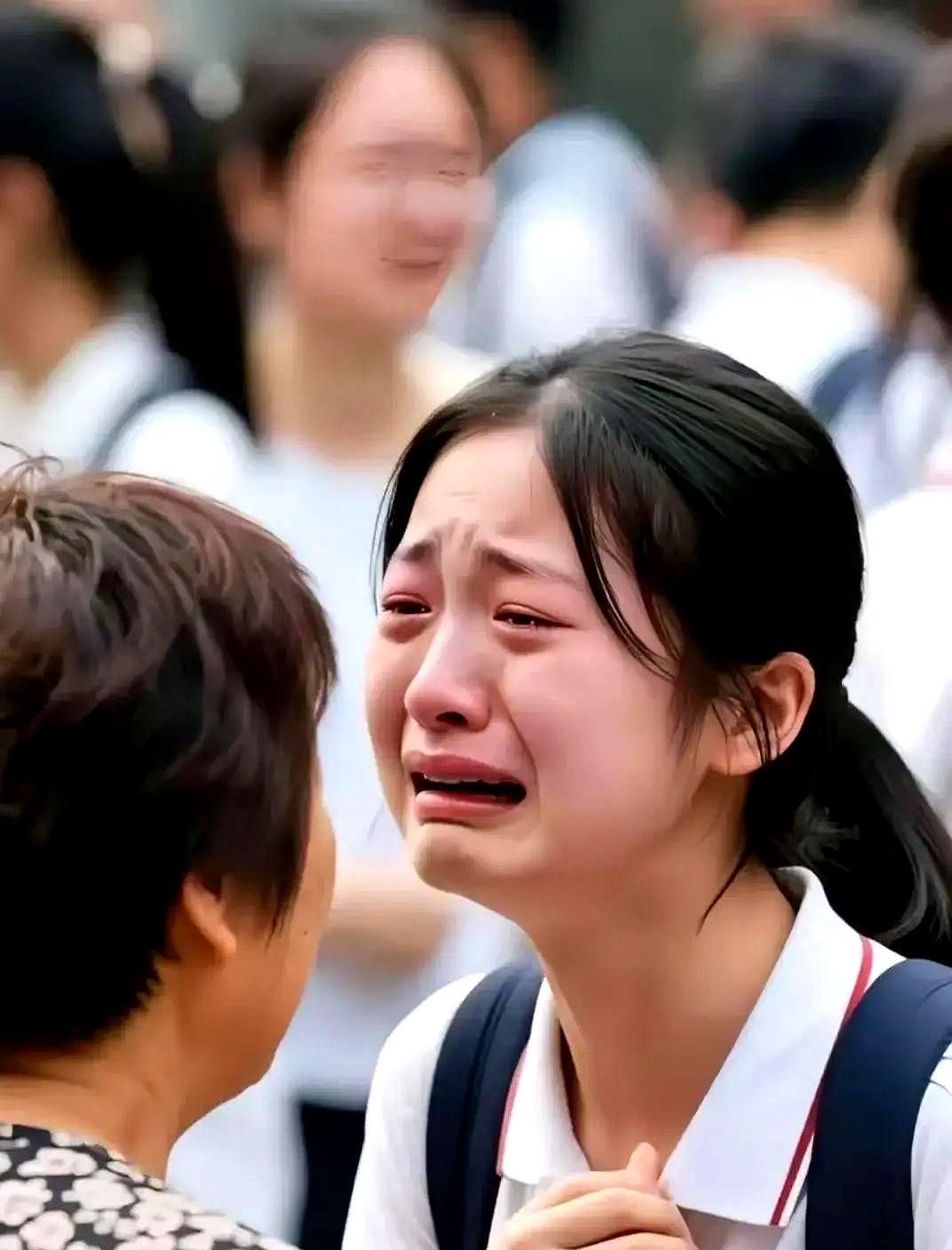 今晚家里一片哀嚎，因为有2025高考生，高考前一天女儿还憧憬在目标大学，昨天考完