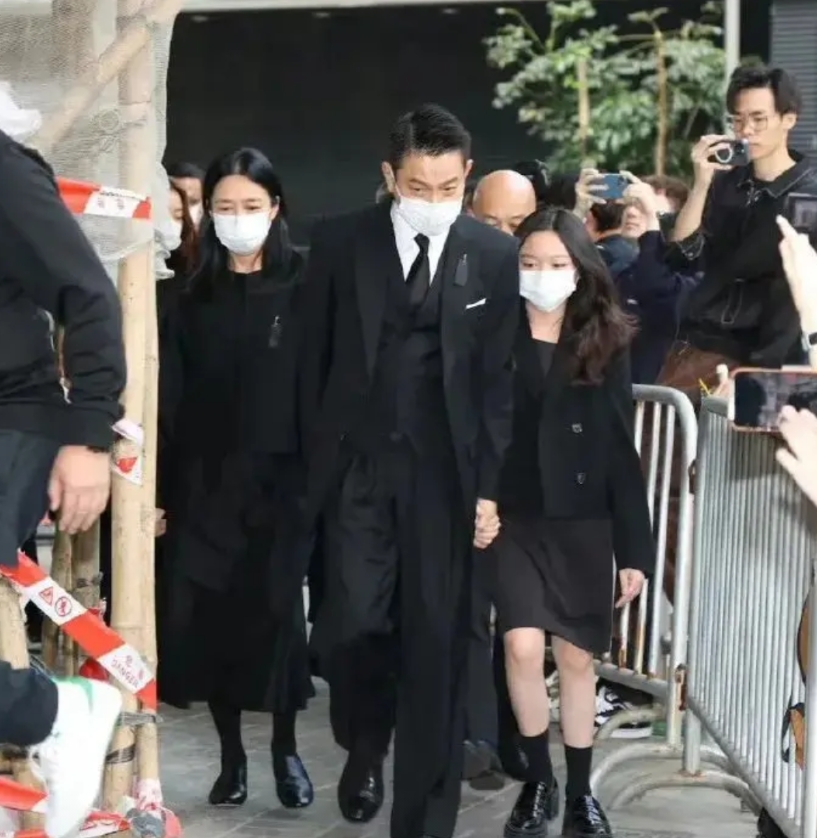 王晶曝刘德华女儿会五种语言：“他提到女儿时会发自内心笑出来”
5月4日，导演王晶