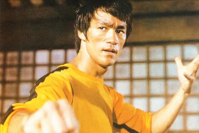 李小龙刚去世后，他的徒弟汤姆就火速和自己的新婚妻子离婚，去追求自己的师娘琳达。琳