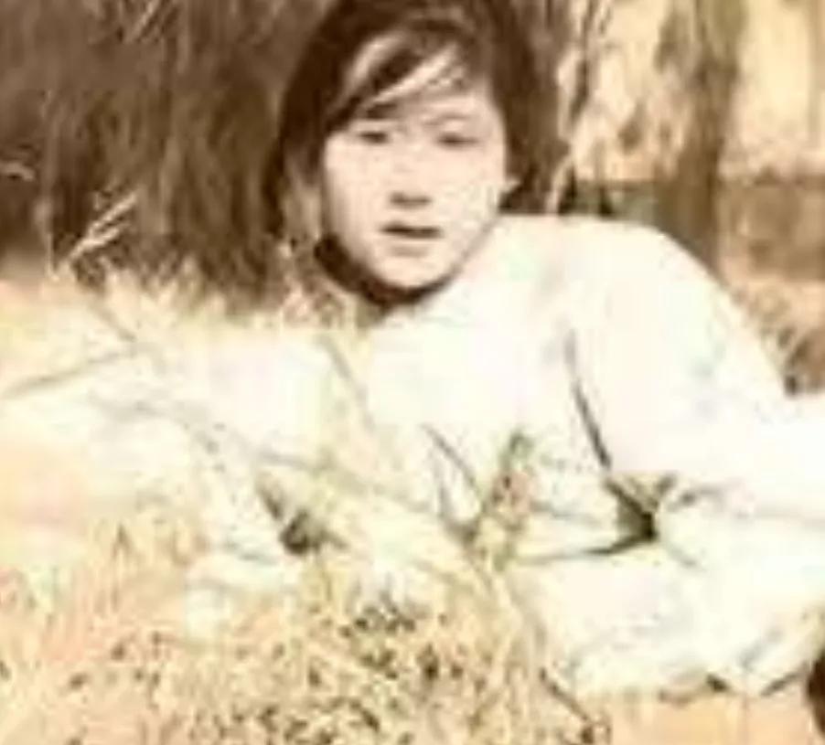 1938年5月，台儿庄战役中，女护士刘守玫正要抢救受伤的连长。突然，一个军官挥刀