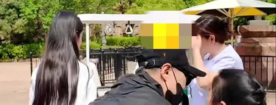 父亲节当天，汪峰带三个孩子一起过节，因为章子怡去上海参加电影节，三个孩子都由汪峰