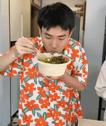 接烟还有规矩，三支烟要接中间那支，两支烟要接里面那支，一支烟就不接？
这是什么破