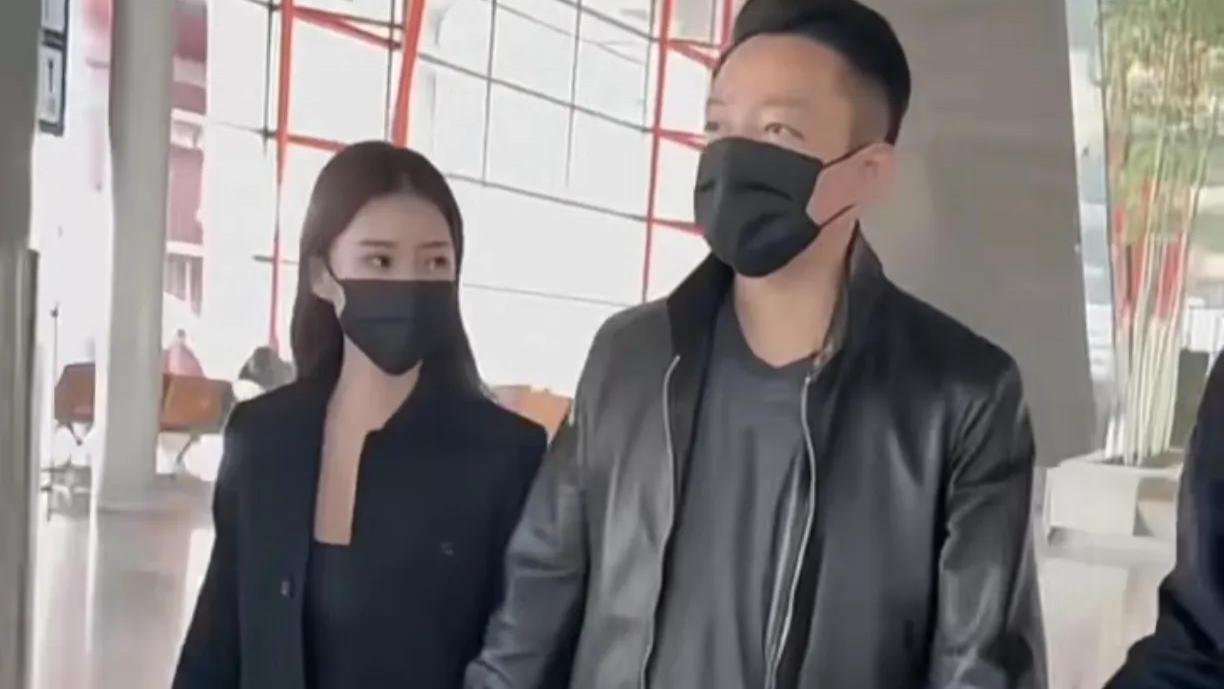 汪小菲和妻子紧急返台，穿黑色情侣装，两身衣服近5W太豪横