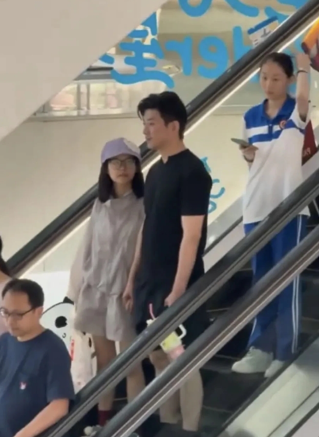 于龙杨伊璐他俩真的在一起了呀！手拉手逛商场，看上去像老夫老妻！平时还挺喜欢看他俩