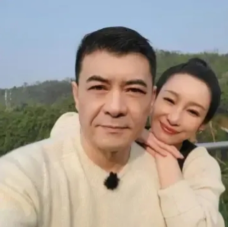 2011年，王新军向秦海璐表白，结果直接遭到秦海璐严词拒绝：“你是有老婆孩子的人