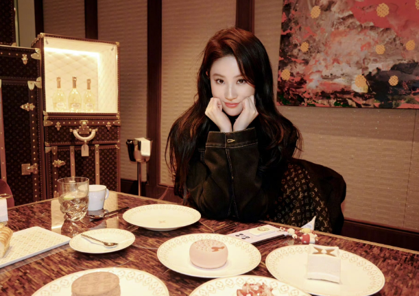 刘亦菲分享了一些动态
真的不得不感叹人比人气死人啊，全身上下都是LV，就连吃饭用