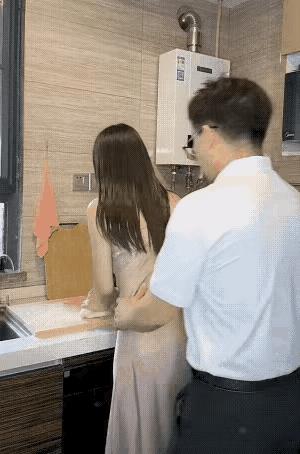 找个女朋友这么漂亮，还愿意下厨房，居然还会揉面，这辈子值了。