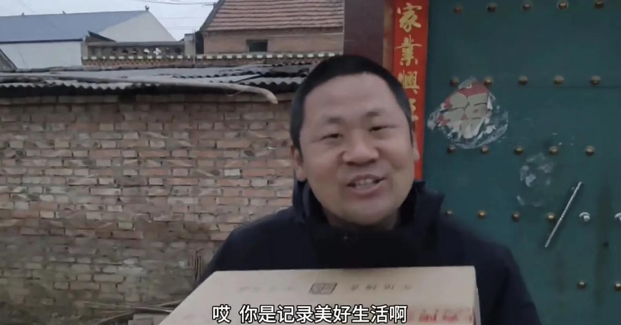 网红连杰蹭吃不送礼被批





就这？就这？网红连杰也塌房了？听说张桥姐夫饭店