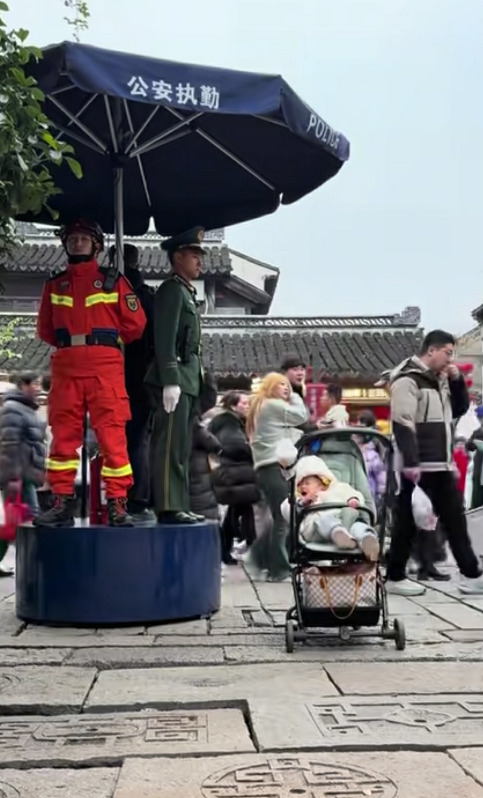 消防员也和武警一起站岗吗？