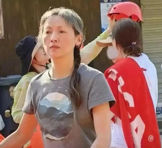 56岁吴倩莲罕见现身，银发苍苍岁月痕迹明显，昔日女神也难敌时光流逝
隐退多年的女
