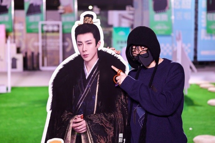 刘宇宁与破亿角色南珩同框，古风立牌复刻侠气造型，他的趣味互动藏着对角色的敬畏与对