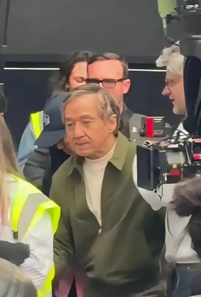 71岁的成龙大哥。

给所有男人都上了一课。

那就是不管你多有名，多有