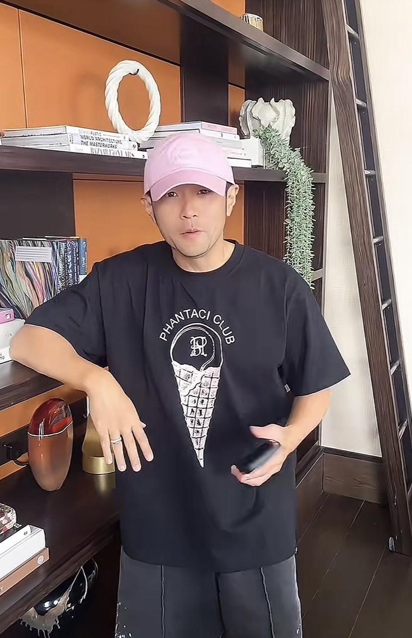 顶流就是顶流，随便一条动态都能秒杀网红。网友现场提问官方是本人吗？得到的答案是本
