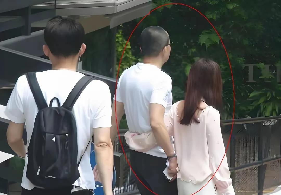 李泽楷在和梁洛施分手后，后面一直是和香港小姐郭嘉文在谈恋爱，两人相差26岁。
虽
