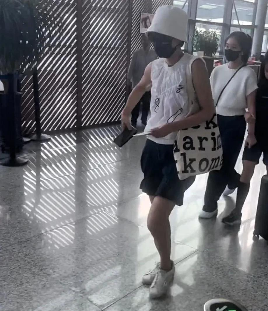 马伊琍携两位女儿现身机场，穿搭被嘲像“20年前款式”！白色无袖上衣配黑色短裤，背