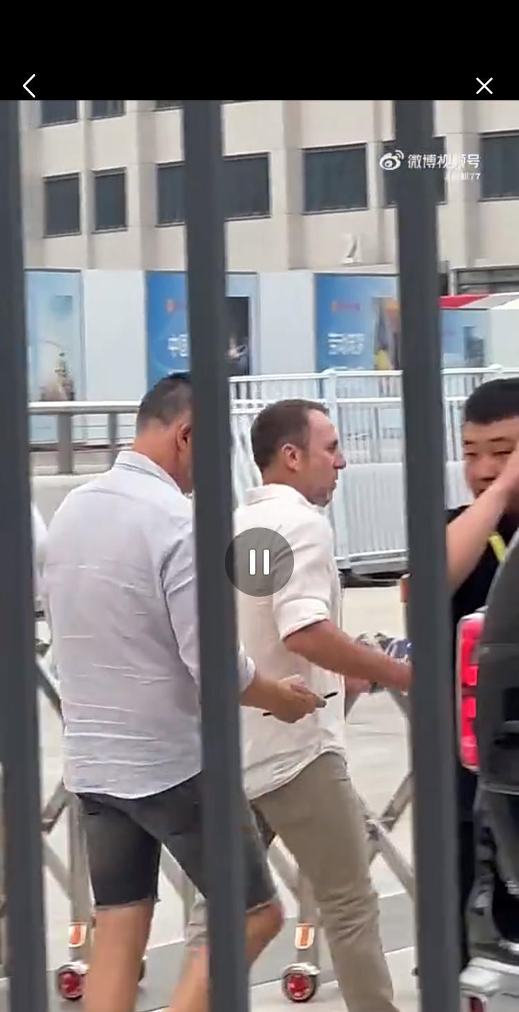 久尔杰维奇和安东尼奥工体观战京沪大战！今晚，中超焦点大战也是榜首大战，北京国安对