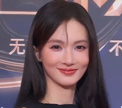 身材是好的，但脸真是变了，如果不说，有人可能认不出这是金晨！
电影之夜，金晨身穿