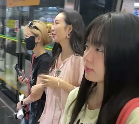 41岁王鸥素颜现身深圳地铁录制节目，自然状态引热议。
8月14日，演员王鸥在深圳
