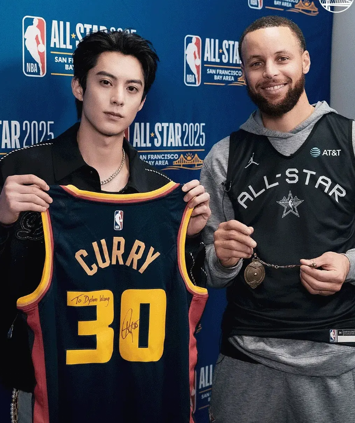 库里平易近人最没架子的NBA超巨！库里给王鹤棣送出了一件签名球衣，王鹤棣则回赠了