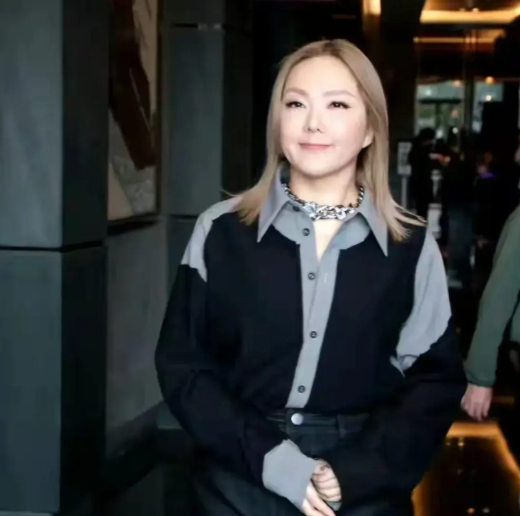 一觉醒来，知道卫兰和不知道卫兰的人都不吭声了。
歌手宣布本周补位歌手卫兰，没有说