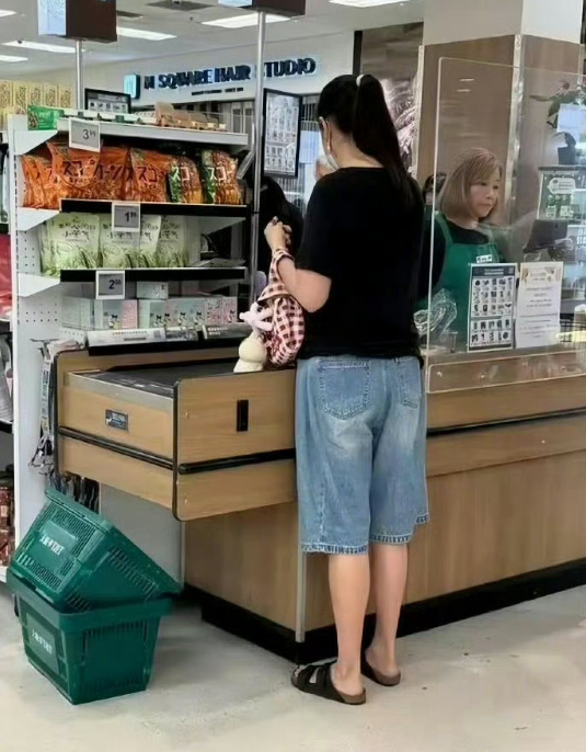 温哥华超市偶遇王祖贤
她为什么每次出门都要戴着口罩？
很多淡出娱乐圈的女明星，都
