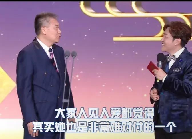 李爷爷太会说话了，
这段话表面说莎莎是“刺头”，
实际他欲扬先抑了，
特意把话绕