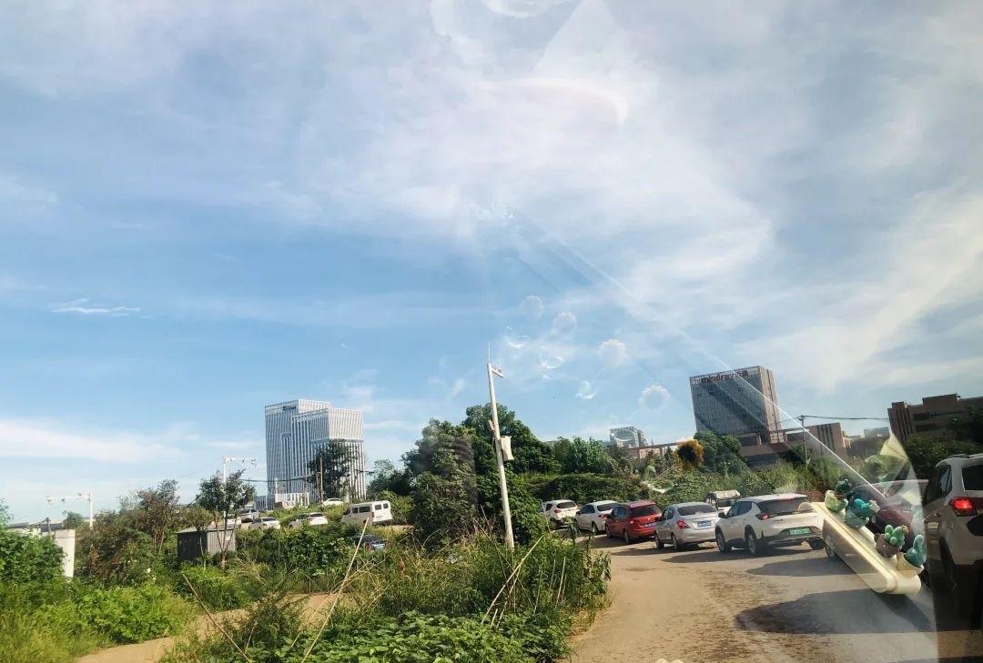 武汉城事！
近日，有网友咨询称：神墩一路跨关豹高速有没有拓宽打通的计划？附近大型